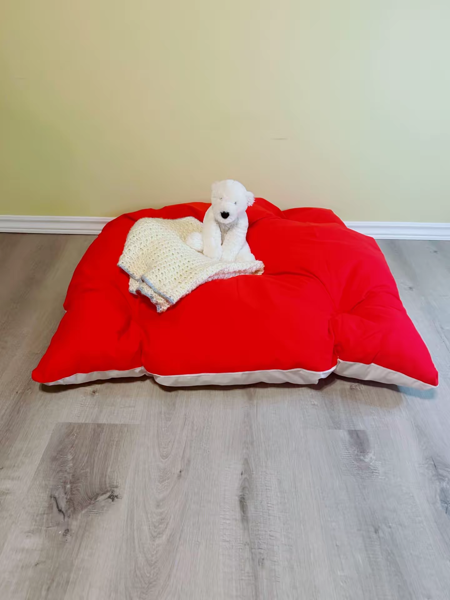 Red/white floor cushion
