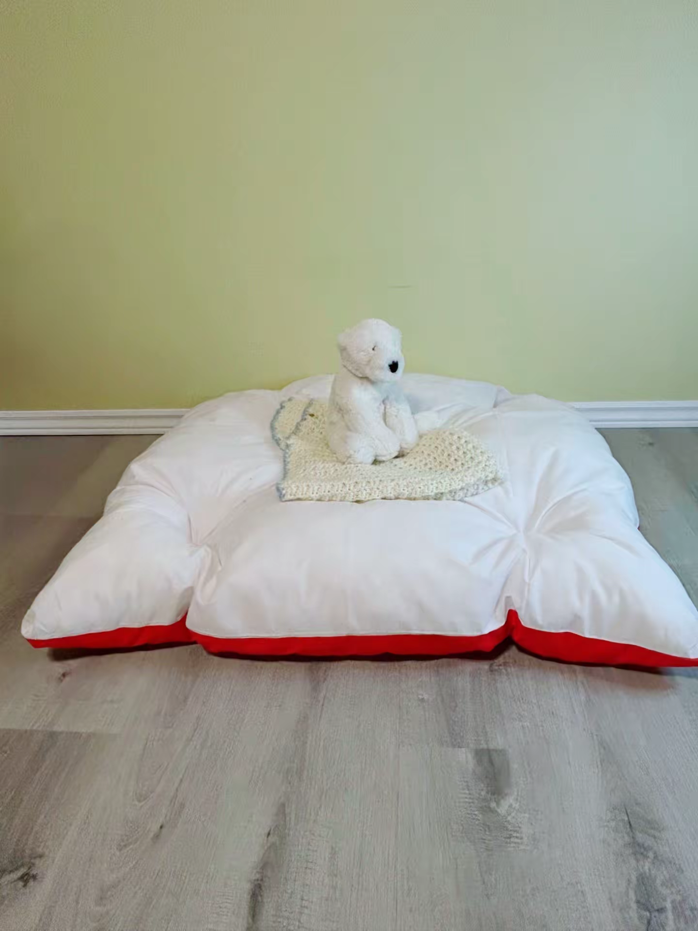 Red/white floor cushion