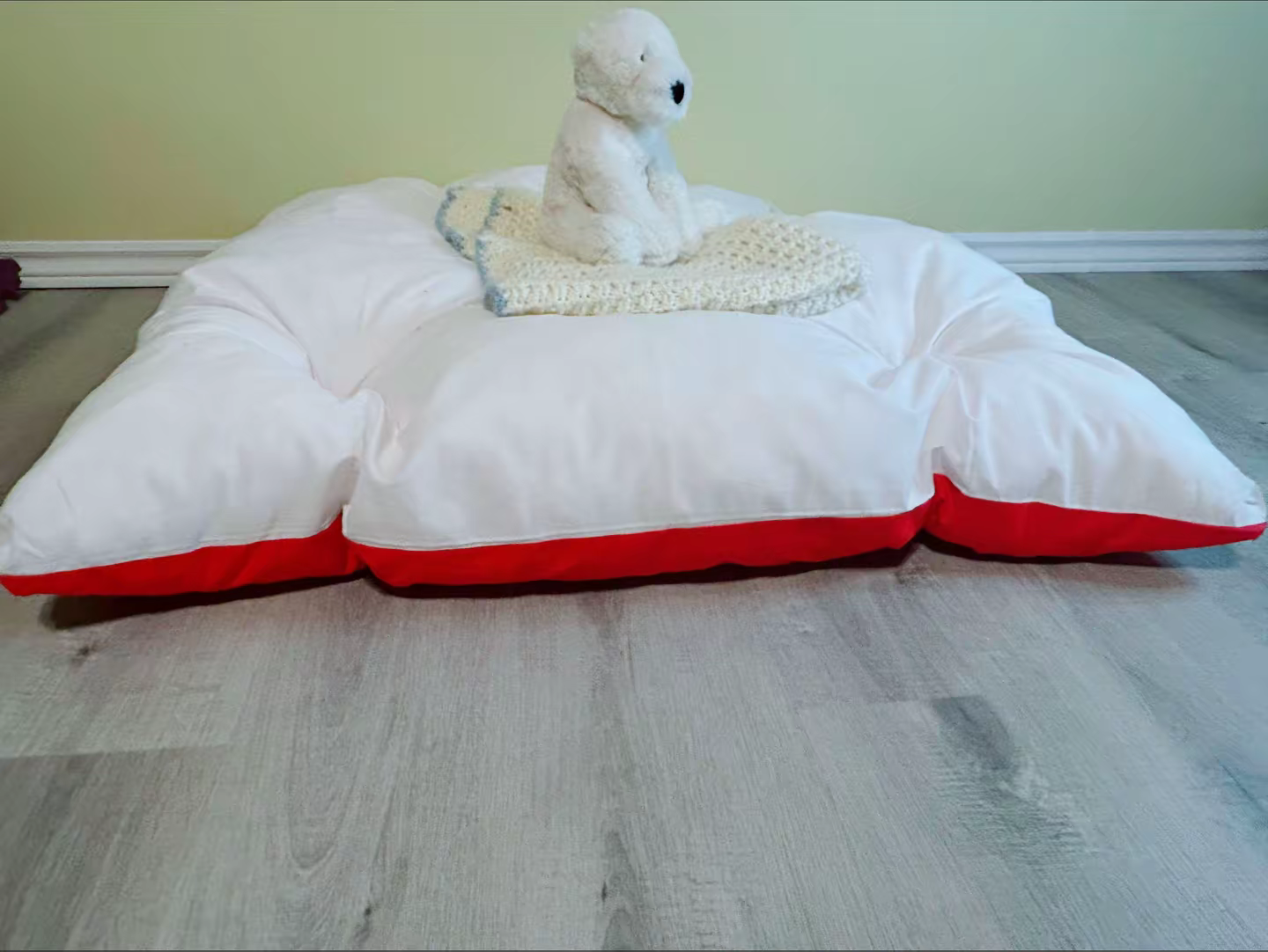Red/white floor cushion