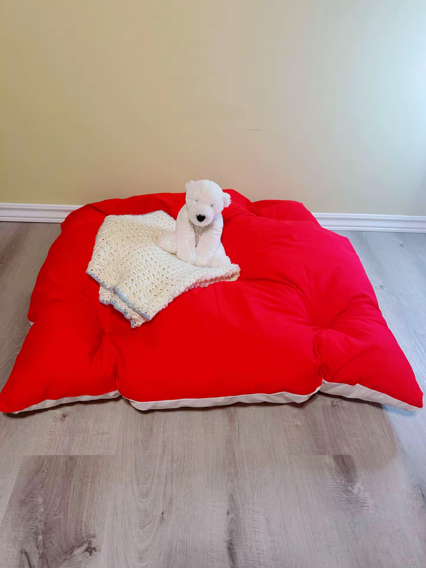 Red/white floor cushion